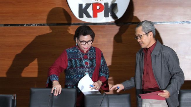 KPK tunjukkan barang bukti Rp337 juta disita dalam OTT Bupati Subang, (14/2). (Suara.com/Oke Atmaja)