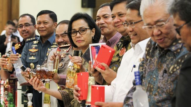 Sri Mulyani bersama sejumlah menteri lainnya, juga Kapolri, Ketua PPATK, Wakil Ketua KPK, pimpinan Kejaksaan Agung dan TNI, menghadiri pemusnahan barang sitaan senilai Rp45 miliar lebih di Kantor Ditjen Bea Cukai, Rawamangun, Jakarta, Kamis (15/2/2018). [Suara.com/Kurniawan Mas'ud]