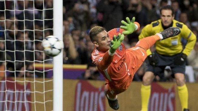 Penjaga gawang PSG Alphonse Areola gagal memebendung eksekusi pemain Madrid Cristiano Ronaldo [AFP]