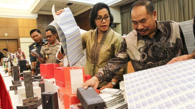 Sri Mulyani bersama menteri lainnya, juga Kapolri, Ketua PPATK, Wakil Ketua KPK, pimpinan Kejaksaan Agung dan TNI, menghadiri pemusnahan barang sitaan senilai Rp45 miliar lebih di Kantor Ditjen Bea Cukai, Rawamangun, Jakarta, Kamis (15/2/2018). [Suara.com/Kurniawan Mas'ud]