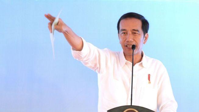 Pakai Kaos  Oblong  Ini Gaya Jokowi  Pamer Ikan Piaraan ke Desta