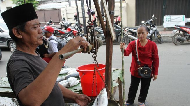 Pedagang ikan Bandeng di kawasan Rawa Belong, Jakarta, Kamis (15/2).