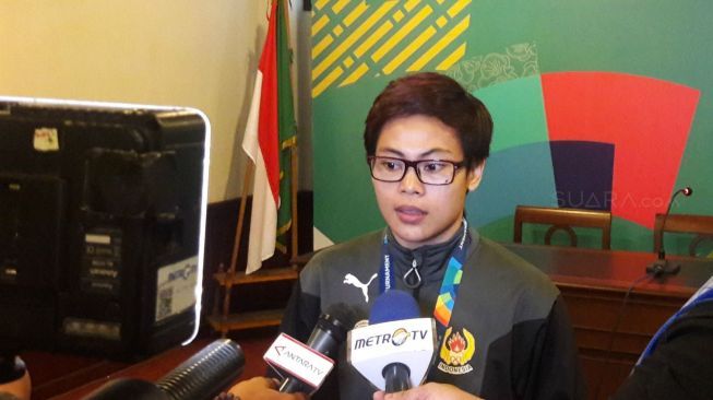 Pesilat putri Indonesia, Nirmalasari Octaviani, meraih medali emas di Kelas B Test Event Asian Games 2018 di Padepokan Pencak Silat, Taman Mini, Jakarta, Kamis (15/2). [Suara.com/Rizki Nurmansyah]