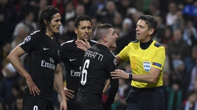 Pemain PSG memprotes keputusan wasit Gianluca Rocchi di laga kontra Real Madrid [AFP]