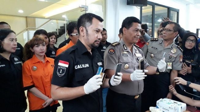 Artis Roro Fitria saat gelar perkara kasus sabu di Polres Jakarta Selatan, Kamis [15/2/2018]. [suara.com/Wahyu]