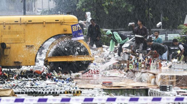 Pemandangan tindak pemusnahan barang sitaan senilai Rp45 miliar lebih di Kantor Ditjen Bea Cukai, Rawamangun, Jakarta, Kamis (15/2/2018). [Suara.com/Kurniawan Mas'ud]