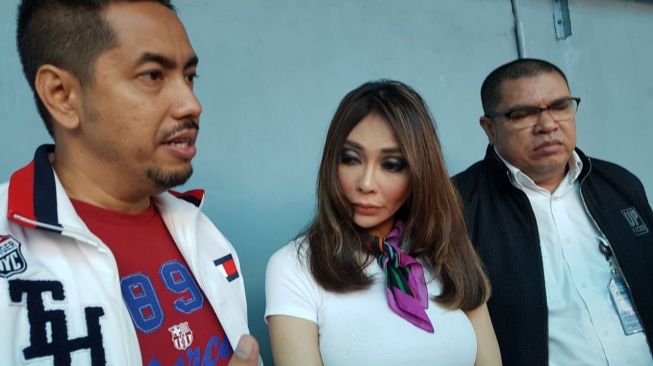 Gusti Rosaline alias Ocha bersama Sunan Kalijaga dan Razman Arief. (Sumarni/Suara.com)