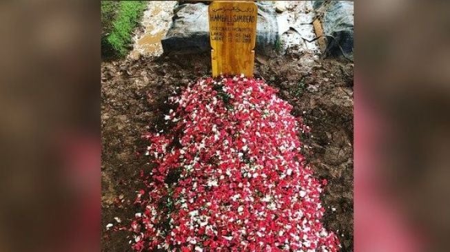 Makam ayah Millendaru. (Sumber: Instagram)