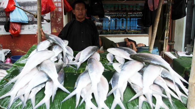 Pedagang ikan Bandeng di kawasan Rawa Belong, Jakarta, Kamis (15/2).