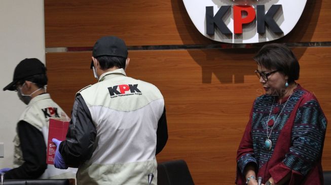 KPK tunjukkan barang bukti Rp337 juta disita dalam OTT Bupati Subang, (14/2). (Suara.com/Oke Atmaja)