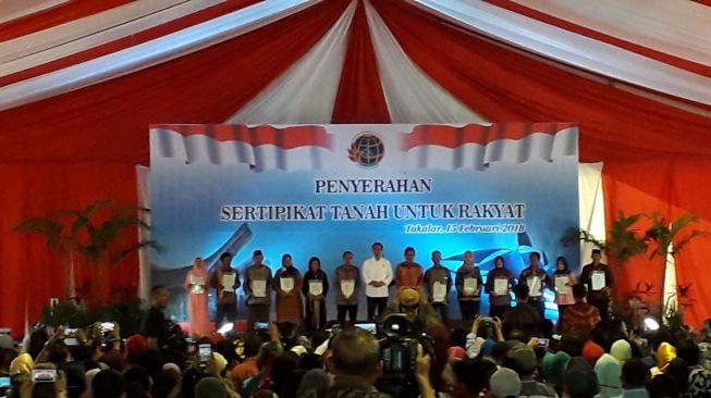 Hindari Konflik, Jokowi Bagikan 3.850 Sertifikat Tanah di Sulsel