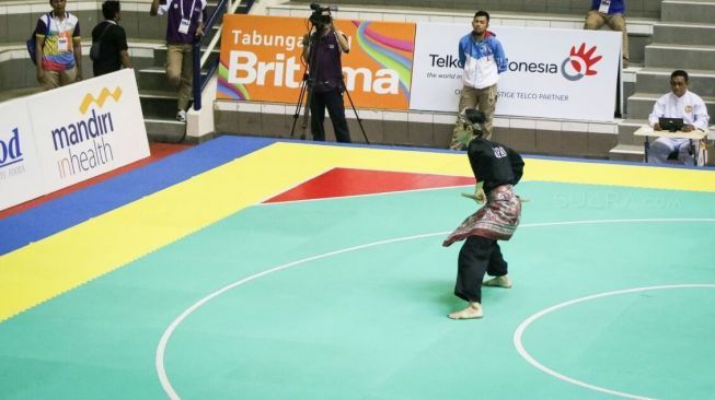 Pesilat Jepang, Daisuke Osa, saat tampil di nomor seni kelas tunggal putra pencak silat test event Asian Games 2018 di Padepokan Taman Mini, Jakarta, Rabu (14/2). [Suara.com/Syaiful Rachman]