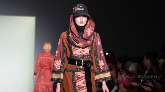 Koleksi Tenun Kalimantan Curi Perhatian di NYFW 2018