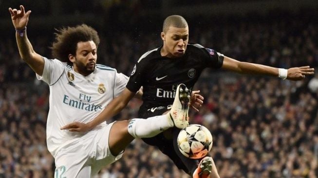 Pemain PSG Kylian Mbappe berebut bola dengan pemain Real Madrid Marcelo [AFP]