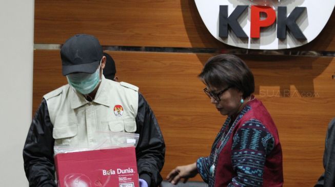 KPK tunjukkan barang bukti Rp337 juta disita dalam OTT Bupati Subang, (14/2). (Suara.com/Oke Atmaja)