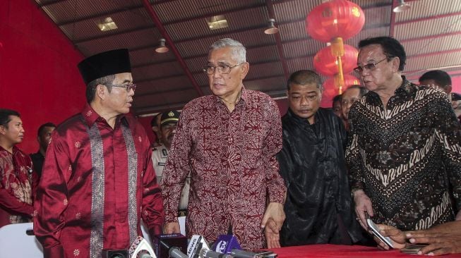 Tim Unit Kerja Presiden Pembinaan Ideologi Pancasila (UKP PIP) Try Sutrisno, Mahfud MD, Yudi Latief, Romo Benny Susetyo mengunjungi Vihara Dharma Bhakti di Kawasan Petak Sembilan, Glodok, Jakarta, Jumat (16/2). 