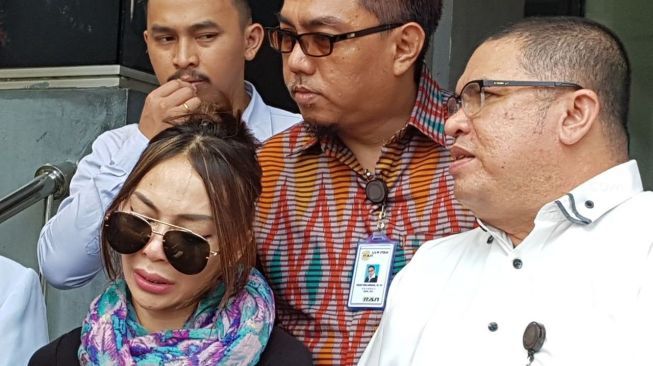 Gusti Rosaline Mengaku Dianiaya Mantan Anggota DPR