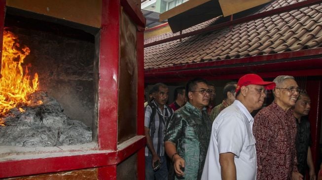 Tim Unit Kerja Presiden Pembinaan Ideologi Pancasila (UKP PIP) Try Sutrisno, Mahfud MD, Yudi Latief, Romo Benny Susetyo mengunjungi Vihara Dharma Bhakti di Kawasan Petak Sembilan, Glodok, Jakarta, Jumat (16/2). 