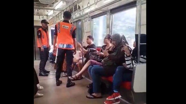 Duduk di Gerbong Perempuan, Lelaki Ini Diamuk Ibu-ibu