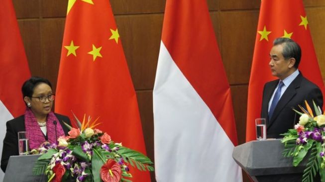 Menteri Luar Negeri China Wang Yi (kanan) mendengarkan pernyataan koleganya, Menlu RI Retno LP Marsudi, mengenai hasil Pertemuan Ke-3 Komisi Bersama untuk Kerja Sama Bilateral (JCBC) Cina-Indonesia kepada pers di Beijing, Jumat (9/2) malam. Selain menyusun agenda peningkatan kemitraan kedua negara, JCBC juga membahas isu-isu regional dan global, mulai dari persoalan di Myanmar, Laut China Selatan, Semenanjung Korea, hingga Palestina. [ANTARA FOTO/M. Irfan Ilmie/pd/18]