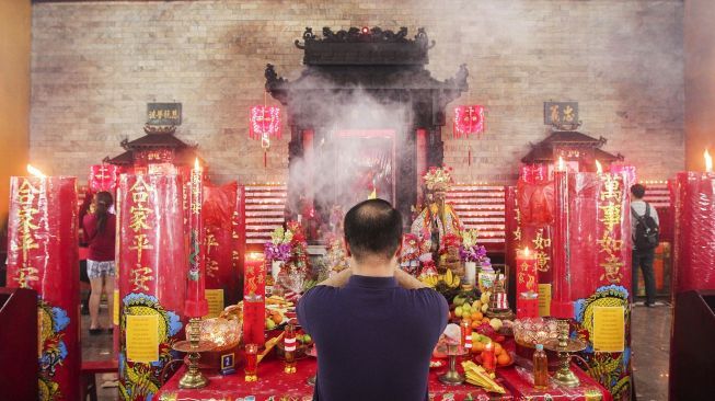 Warga keturunan Cina bersembahyang di Vihara Amurva Bhumi, Jakarta, Kamis (16/2). 