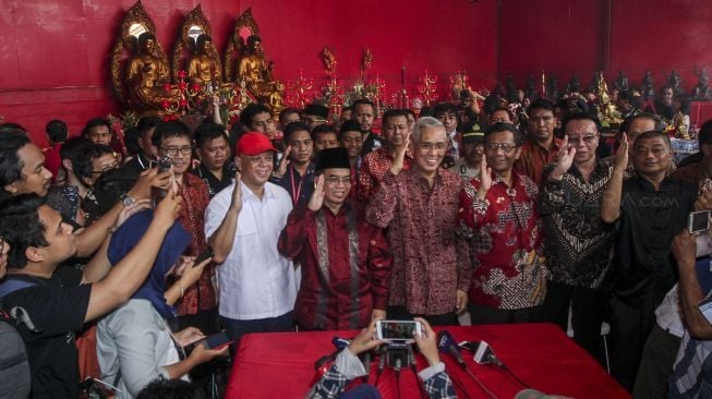 Tim Unit Kerja Presiden Pembinaan Ideologi Pancasila (UKP PIP) Try Sutrisno, Mahfud MD, Yudi Latief, Romo Benny Susetyo mengunjungi Vihara Dharma Bhakti di Kawasan Petak Sembilan, Glodok, Jakarta, Jumat (16/2). 