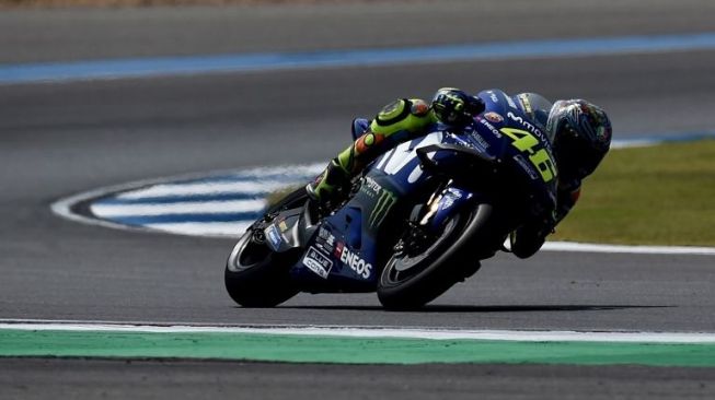 Pebalap Movistar Yamaha, Valentino Rossi, saat melakukan tes pramusim hari pertama di Sirkuit International Buriram, Thailand, Jumat (16/2/2018). [AFP/Lillian Suwanrumpha]