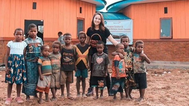 Chelsea Islan bersama anak-anak Wamena, Papua. (Instagram)