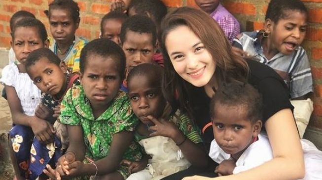 Chelsea Islan bersama anak-anak Wamena, Papua. (Instagram)