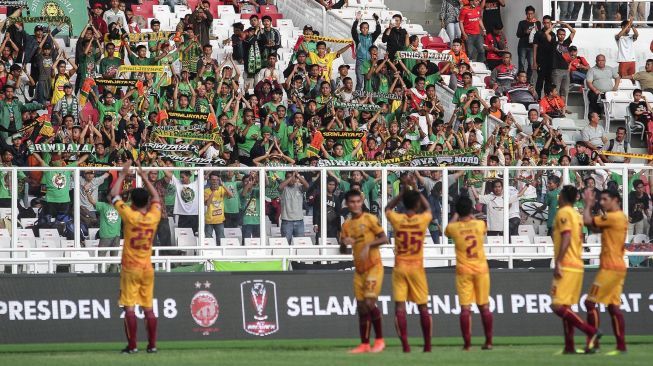 Pemain Sriwijaya FC menyapa pendukungnya usai mengalahkan PSMS Medan dalam pertandingan perebutan peringkat ketiga Piala Presiden 2018 di Stadion Utama Gelora Bung Karno (SUGBK), Senayan, Jakarta, Sabtu (17/2/2018). [Suara.com/Kurniawan Mas'ud]