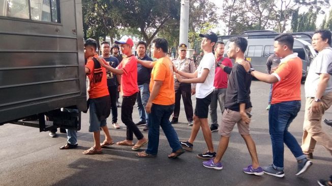 Puluhan Jakmania Diamankan Karena Jebol Pagar Tempat Jokowi Masuk