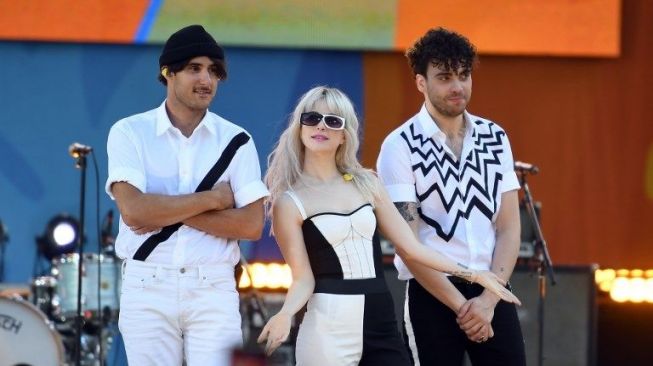 Anggota band Paramore Zac Farro (kiri), Hayley Williams (tengah), dan Taylor York. [AFP/Angela Weiss]