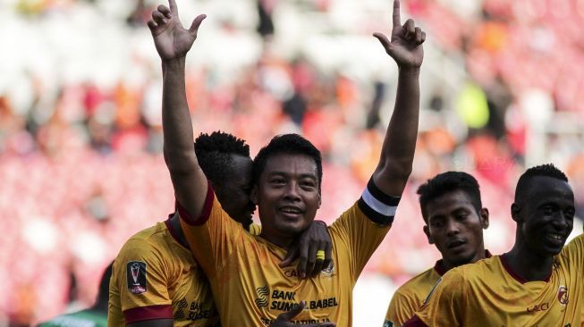 Perayaan gol oleh Hamka Hamzah dan pemain Sriwijaya FC dalam pertandingan perebutan peringkat ketiga Piala Presiden 2018 melawan PSMS Medan di Stadion Utama Gelora Bung Karno (SUGBK), Senayan, Jakarta, Sabtu (17/2/2018). [Suara.com/Kurniawan Mas'ud]