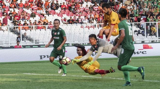 Keseruan pertandingan perebutan peringkat ketiga Piala Presiden 2018 di Stadion Utama Gelora Bung Karno (SUGBK), Senayan, Jakarta, Sabtu (17/2/2018), antara Sriwijaya FC vs PSMS Medan. [Suara.com/Kurniawan Mas'ud]