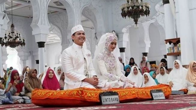 Tommy Kurniawan dan Lisya Nurrahmi saat menjalani akad nikah di Masjid Raya Baiturrahman, Banda Aceh, Aceh [Instagram/sahrulgunawanofficial]