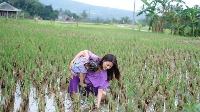 Sarwendah bermain di sawah bersama putrinya, Thalia Putria Onsu alias Alia. (Instagram)