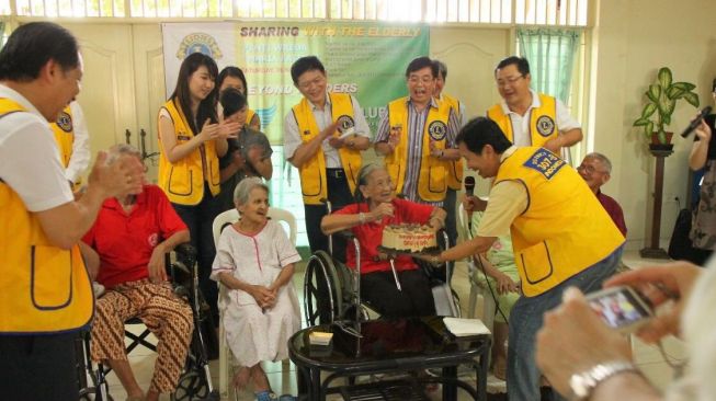 Salah satu kegiatan Lions Club Jakarta Selatan (LCJS) Centra Bisnis di panti jompo. (istimewa)