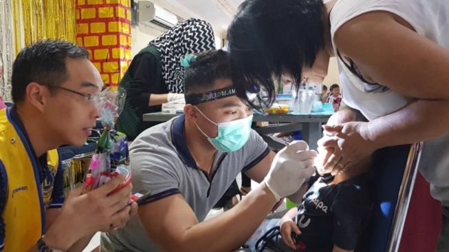 Salah satu kegiatan Lions Club Jakarta Selatan (LCJS) Centra Bisnis dengan memberikan pemeriksaan gigi gratis untuk anak-anak. (istimewa)