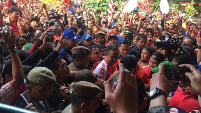 Anies Sambut Rombongan Persija di Balai Kota