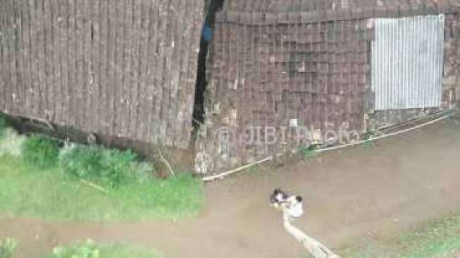 Pakai Bambu 20 Meter, Hasil Swafoto Ini Tak Lazim