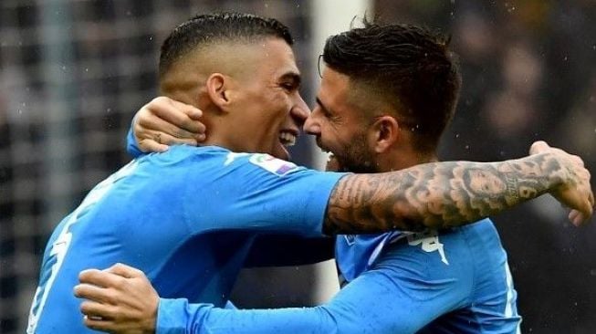 Gelandang Napoli Marques Loureiro Allan (kiri) merayakan golnya dengan rekan setimnya. TIZIANA FABI / AFP