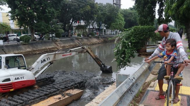 Untuk mengantisipasi meluapnya air kali.