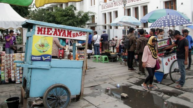 Mengganggu ketertiban dan kelancaran lalu lintas orang dan kendaraan.