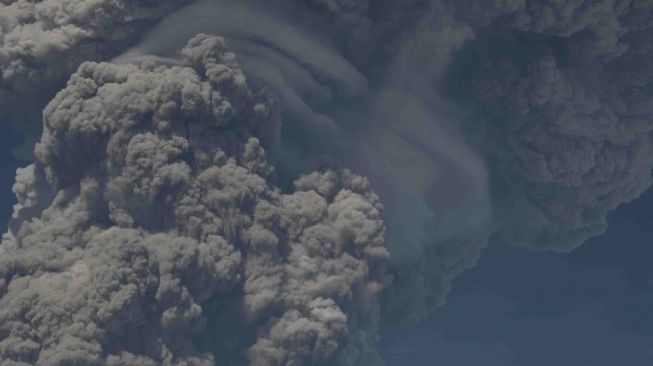 Gunung Sinabung menyemburkan material vulkanik ketika erupsi di Karo, Sumatera Utara, Senin (19/2).