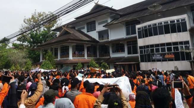 Demo Tolak Parkir Berbayar, Mahasiswa Unja Nyaris Bentrok 