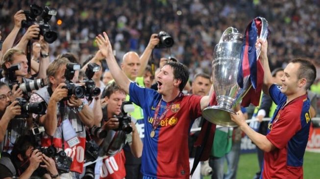 Dua pemain Barcelona Lionel Messi (kiri) dan Andres Iniesta mengangkat trofi Liga Champions usai mengalahkan Manchester United di babak final musim 2008/09 [AFP]