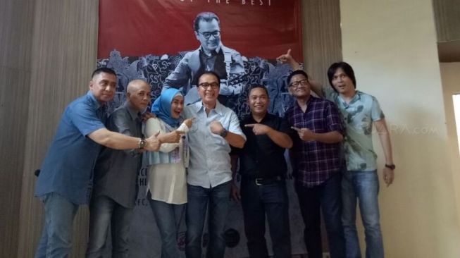 Tantowi Yahya bersama sejumlah rekan penyanyi di acara pre-launching album Best of The Best. (Ferry Noviandi/Suara.com)