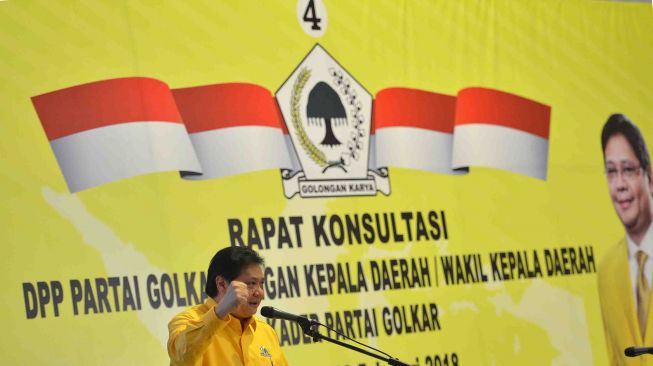 Ketua Umum Partai Golkar Airlangga Hartarto memberikan pengarahan pada Rapat Konsultasi Partai Golkar di Jakarta, Senin (19/2). 