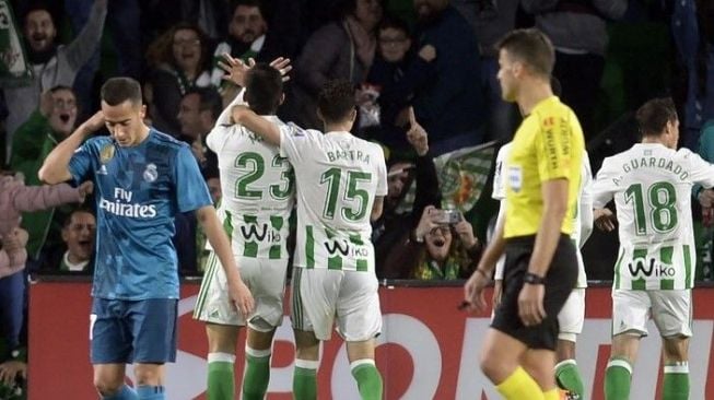 Bek Real Betis Mandi (kedua kiri) dan rekan setimnya merayakan golnya ke gawang Real Madrid. Cristina Quicler / AFP