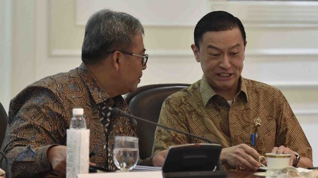 Kepala BKPM Thomas Lembong (kanan) berbincang dengan Wakil Jaksa Agung Arminsyah sebelum mengikuti rapat terbatas tentang insentif investasi di Kantor Presiden, Jakarta, Selasa (20/2).